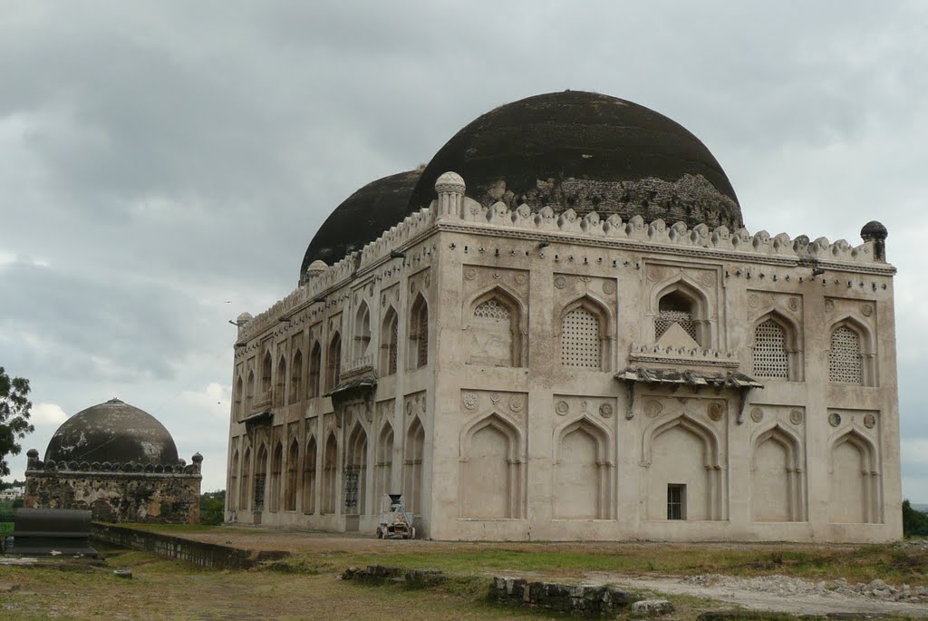 Haft Gumbaz